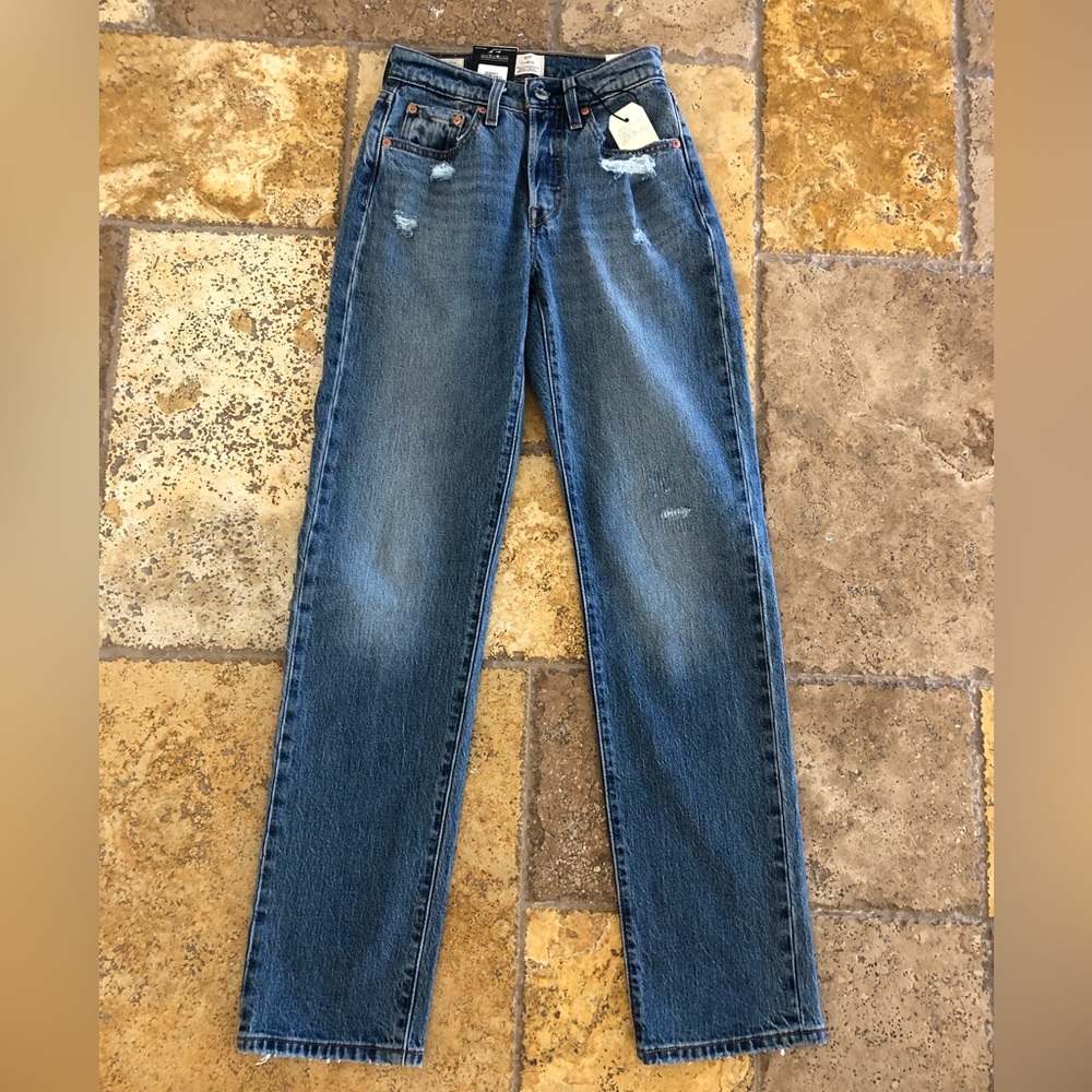 LEVIS PREMIUM - NWT 501 CURVE JEANS + MEDIUM WASH WOMENS/SIZE 24 by 32